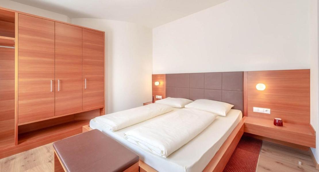 גרגצונה Hotel Christine מראה חיצוני תמונה
