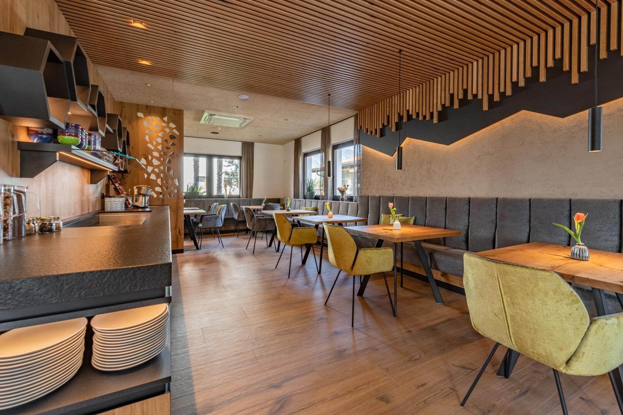 גרגצונה Hotel Christine מראה חיצוני תמונה