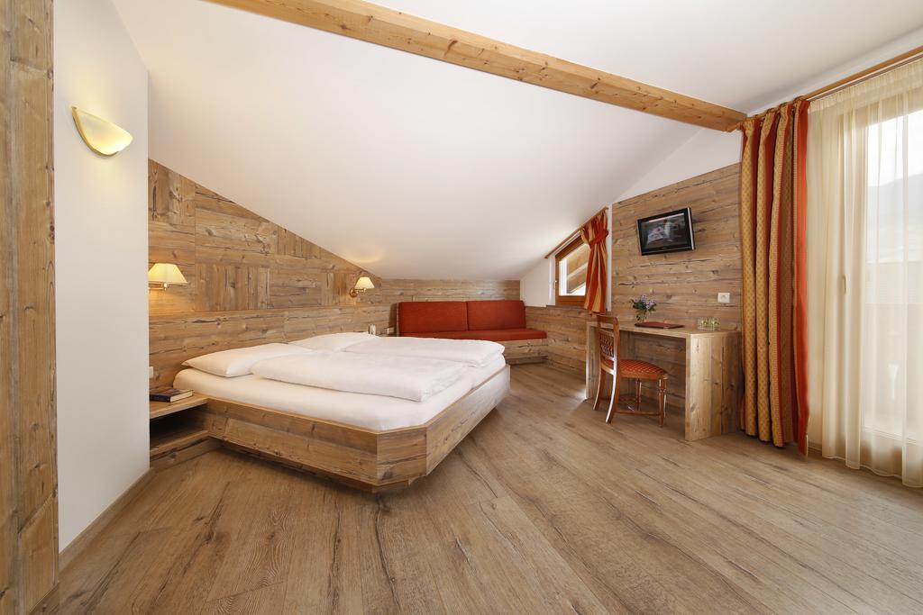 גרגצונה Hotel Christine מראה חיצוני תמונה